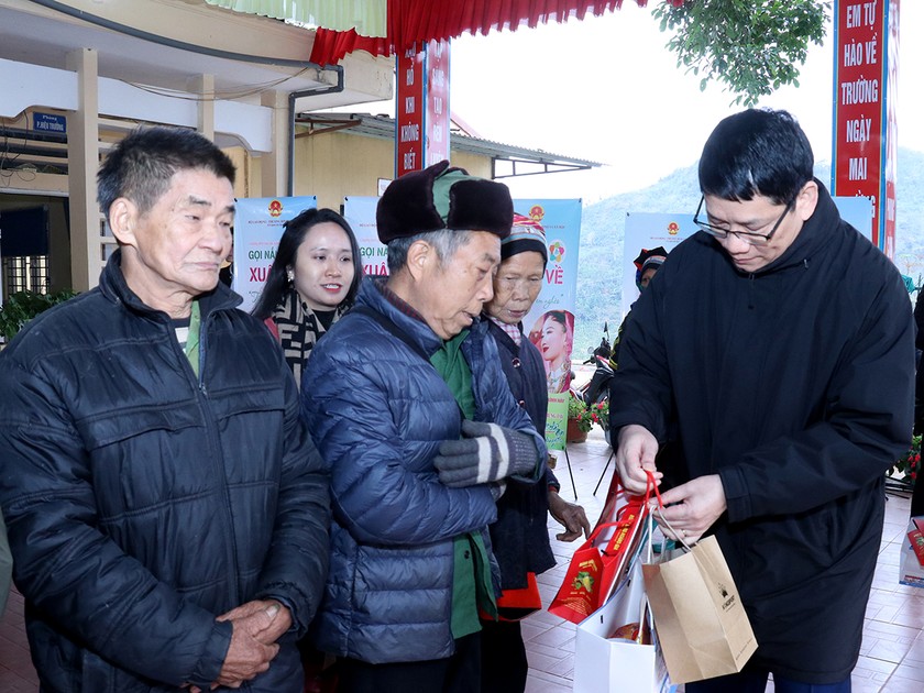 Chương trình “Tết cho trẻ em nghèo” trao tặng 250 triệu đồng cho người cao tuổi và trẻ em vùng cao Hà Giang ảnh 4 Chương trình “Tết cho trẻ em nghèo” trao tặng 250 triệu đồng cho người cao tuổi và trẻ em vùng cao Hà Giang ảnh 4