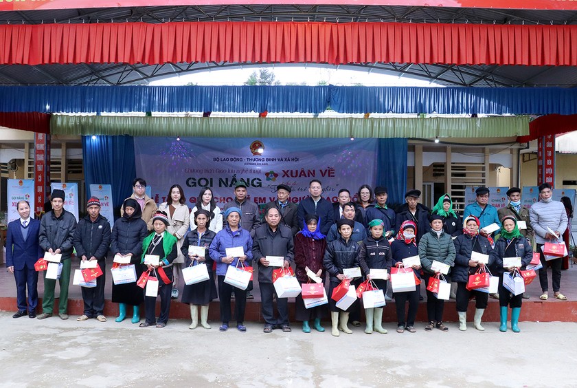 Chương trình “Tết cho trẻ em nghèo” trao tặng 250 triệu đồng cho người cao tuổi và trẻ em vùng cao Hà Giang ảnh 6 Chương trình “Tết cho trẻ em nghèo” trao tặng 250 triệu đồng cho người cao tuổi và trẻ em vùng cao Hà Giang ảnh 6