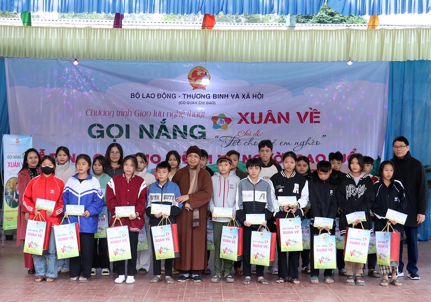 Chương trình “Tết cho trẻ em nghèo” trao tặng 250 triệu đồng cho người cao tuổi và trẻ em vùng cao Hà Giang ảnh 8 Chương trình “Tết cho trẻ em nghèo” trao tặng 250 triệu đồng cho người cao tuổi và trẻ em vùng cao Hà Giang ảnh 8