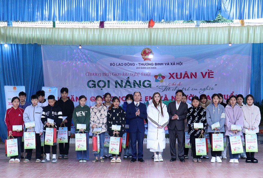 Chương trình “Tết cho trẻ em nghèo” trao tặng 250 triệu đồng cho người cao tuổi và trẻ em vùng cao Hà Giang ảnh 3 Chương trình “Tết cho trẻ em nghèo” trao tặng 250 triệu đồng cho người cao tuổi và trẻ em vùng cao Hà Giang ảnh 3