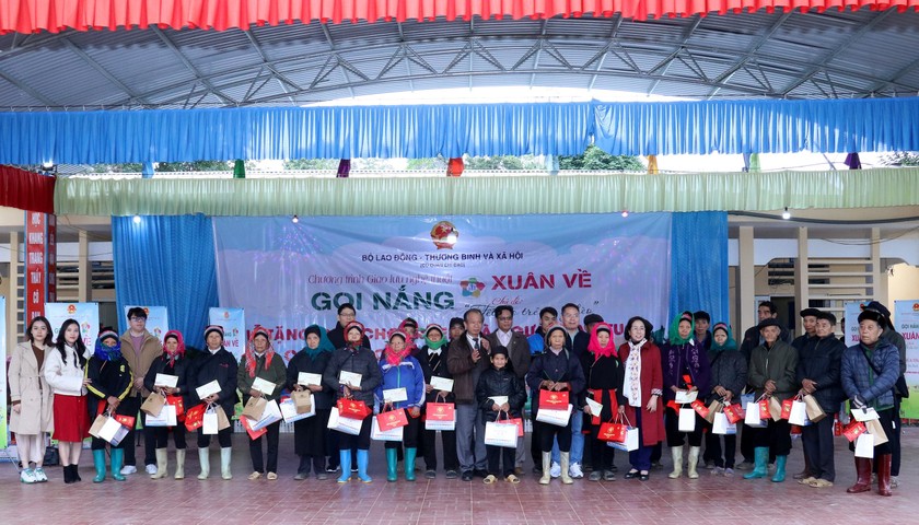 Chương trình “Tết cho trẻ em nghèo” trao tặng 250 triệu đồng cho người cao tuổi và trẻ em vùng cao Hà Giang ảnh 5 Chương trình “Tết cho trẻ em nghèo” trao tặng 250 triệu đồng cho người cao tuổi và trẻ em vùng cao Hà Giang ảnh 5