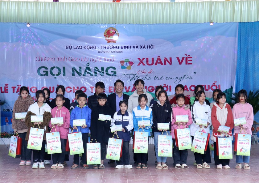 Chương trình “Tết cho trẻ em nghèo” trao tặng 250 triệu đồng cho người cao tuổi và trẻ em vùng cao Hà Giang ảnh 9 Chương trình “Tết cho trẻ em nghèo” trao tặng 250 triệu đồng cho người cao tuổi và trẻ em vùng cao Hà Giang ảnh 9
