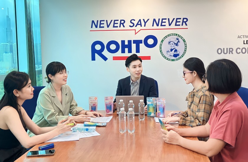 Đại diện Rohto-Mentholatum (Việt Nam) làm việc với các nhãn hàng trong việc đấu tranh với hàng giả, nhái, kém chất lượng.