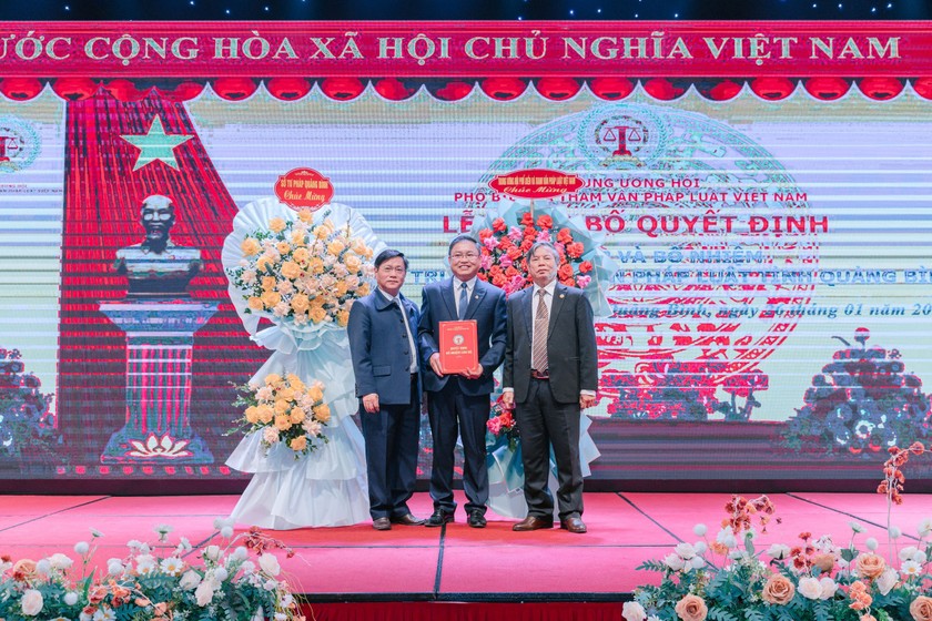 Ông Nguyễn Đình Lục, Chủ tịch Trung ương Hội Phổ biến và Tham vấn Pháp luật Việt Nam và ông Trần Hữu Dân, Phó Giám đốc Sở Tư pháp tỉnh Quảng Bình trao quyết định bổ nhiệm giữ chức vụ Giám đốc Trung tâm Tư vấn Pháp luật tỉnh Quảng Bình cho ông Mai Xuân Hiển.