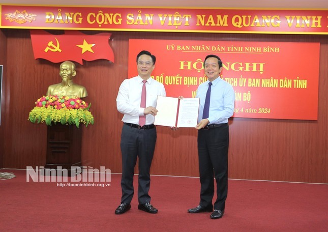 Ông Phạm Quang Ngọc, Phó Bí thư Tỉnh ủy, Chủ tịch UBND tỉnh trao Quyết định bổ nhiệm cho ông Đặng Thái Sơn. Ảnh: Báo Ninh Bình