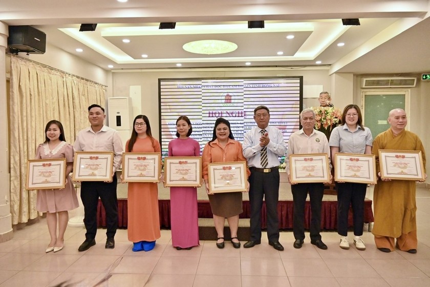 Bà Nguyễn Thu Thủy - Phó Giám đốc Đối ngoại (đứng giữa) đại diện Vedan nhận Bằng tri ân của Trung ương Hội nạn nhân chất độc da cam.