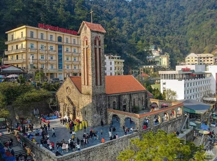 Du khách đến thăm quan nhà thờ Đá thị trấn Tam Đảo.