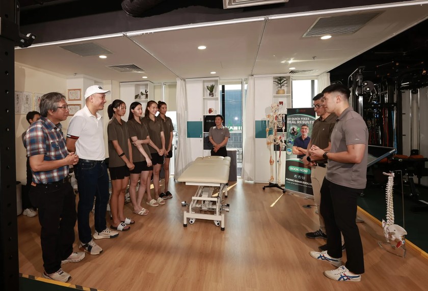 HLV Đội tuyển bóng chuyền nữ Việt Nam Nguyễn Tuấn Kiệt và các tuyển thủ của CLB VTV Bình Điền – Long An đã tham gia trải nghiệm liệu trình hồi phục sức khỏe.
