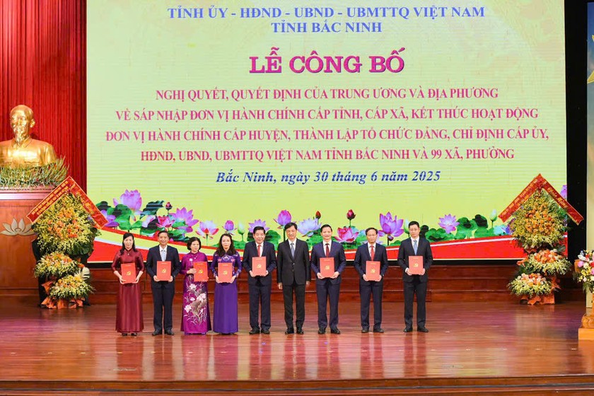 Chủ nhiệm Ủy ban Kiểm tra Trung ương Nguyễn Duy Ngọc trao quyết định cho lãnh đạo tỉnh Bắc Ninh mới.