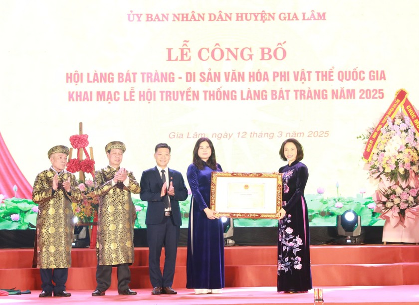 Lãnh đạo Cục Di sản văn hóa và thành phố Hà Nội trao chứng nhận Di sản văn hóa phi vật thể Lễ hội làng Bát Tràng và tặng hoa chúc mừng lãnh đạo huyện Gia Lâm, xã Bát Tràng