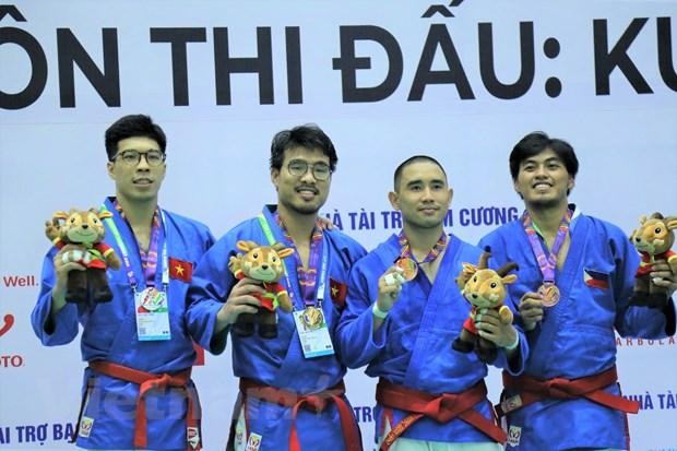 Các vận động viên kurash và những tấm huy chương vàng quý giá.