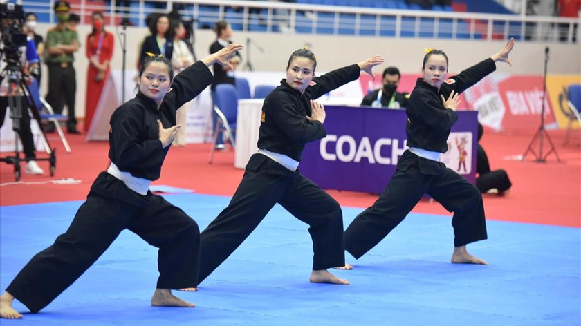 Tuyển pencak silat thi đấu ở nội dung biểu diễn đồng đội