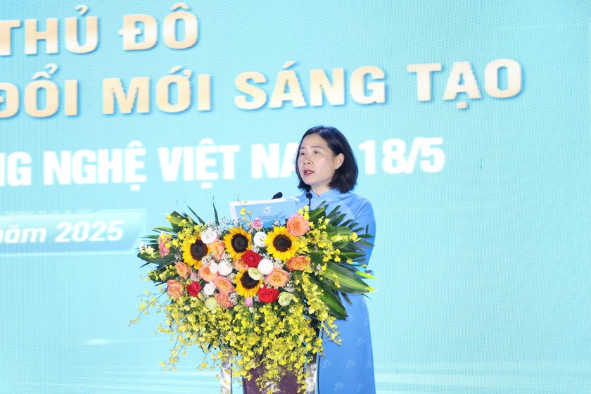Chủ tịch Hội Liên hiệp Phụ nữ Hà Nội Lê Kim Anh phát biểu tại lễ khai mạc. (Ảnh: TT)