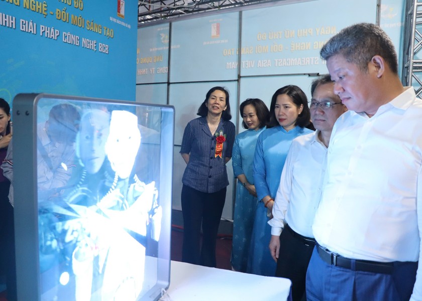 Các đại biểu tham quan gian hàng ứng dụng khoa học công nghệ. (Ảnh: TT)