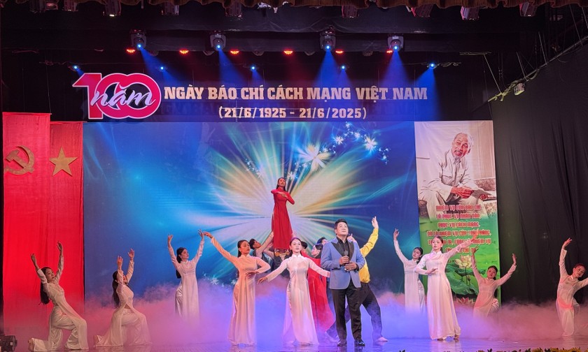 Chương trình đưa khán giả ngược dòng thời gian, hòa mình vào dòng chảy lịch sử một thế kỷ vẻ vang của Báo chí Cách mạng Việt Nam.