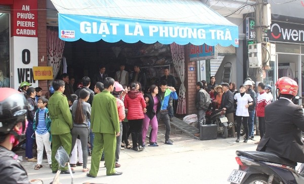 Nhân viên giặt là chết kẹt trong cầu thang máy