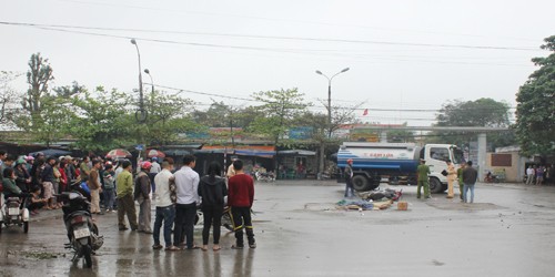 Cô gái va chạm giao thông ngã xuống đường bị xe ô tô cán chết