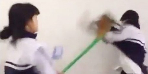 Buộc nghỉ học 1 tuần nữ sinh "lên gối", dùng chổi đánh bạn