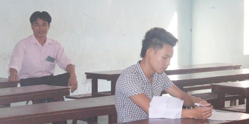 Hơn 60 cán bộ phục vụ 1 thí sinh thi Sử