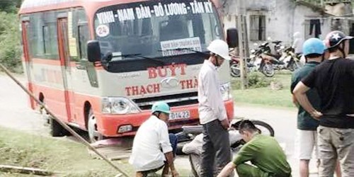 Liên tiếp hai vụ tai nạn, hàng chục hành khách thoát chết