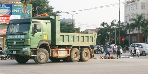 Xe tải cán chết một phụ nữ đang đi bán rau muống