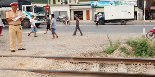 Người đàn ông bị tàu hỏa kéo lê 20m