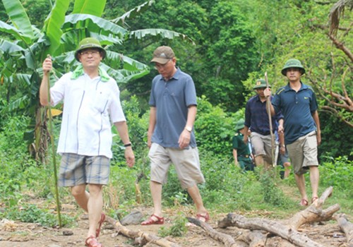 Giám đốc Công an tỉnh trực tiếp vượt rừng vào điều tra vụ thảm sát 4 người