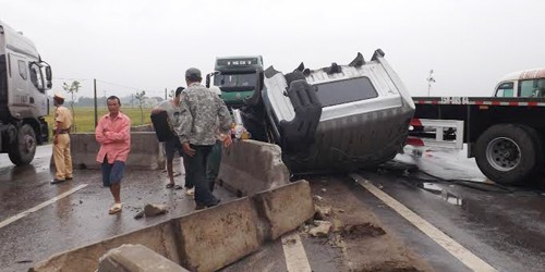 Tắc 5km vì xe container 'chổng vó" ngang Quốc lộ