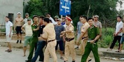 Khởi tố hai đối tượng chống người thi hành công vụ