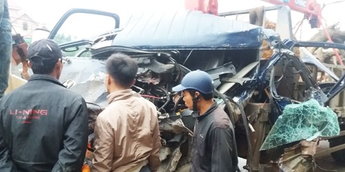 Hiện trường chiếc xe cẩu bị xe tải đâm nát bét đang được lực lượng cứu hộ giải phóng tuyến đường