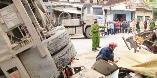 Xe bồn lùi đè chết hai người bên đường