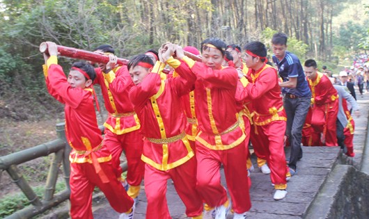 Bánh chưng “khổng lồ” cung tiến thân mẫu Chủ tịch Hồ Chí Minh