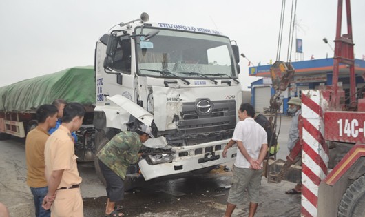 Xe tải húc nhau cả hai lật nhào xuống ruộng, tài xế nguy kịch