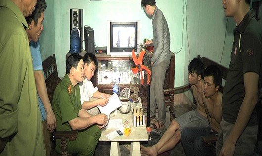 Lên mạng học cách chế súng, chống trả cảnh sát
