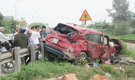 Hiện trường vụ tàu hỏa tông xe ô tô văng xa, hư hỏng nặng.