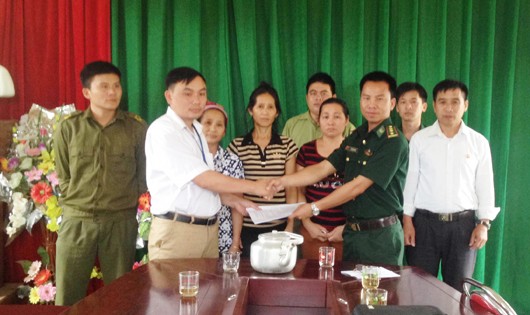 Ba nạn nhân được BĐBP đồn Thông Thụ giải cứu tiến hành bàn giao cho gia đình.