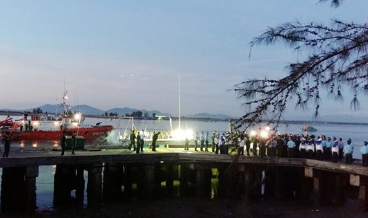 Thi thể của thượng tá, phi công Trần Quang Khai được đưa vào đất liền