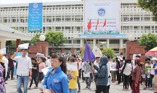 Thí sinh tại điểm thi Đại học Vinh sau giờ thi môn Toán