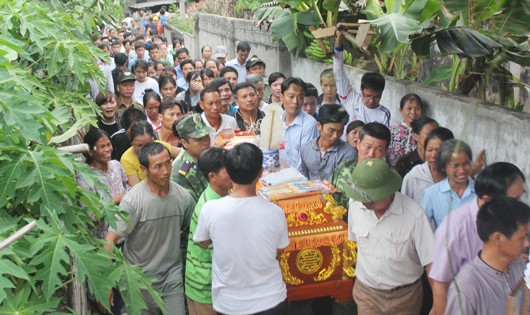 Hàng trăm người tiễn đưa em về đất mẹ