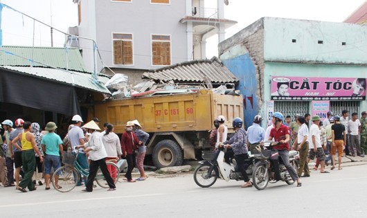 Hiện trường quán bún bị xe tải đâm sập một phần 