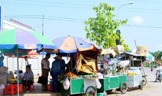 Hàng chục ốt bán tạp hóa nằm trước cổng bệnh viện tỉnh lấn chiếm hành lang ATGT đường bộ. 