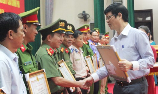 Phó Chủ tịch UBND tỉnh tặng bằng khen cho các cá tập thể có thành tích xuất sắc