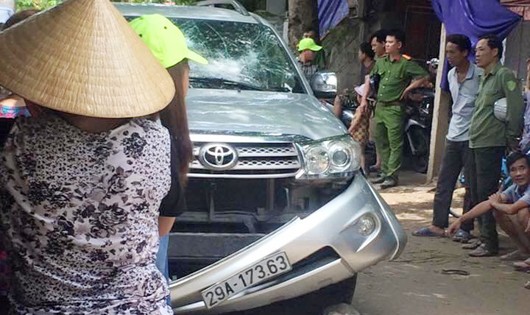 Người dân "vây" chiếc xe ô tô chị H. ôm con cố thủ bên trong