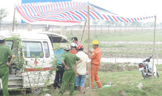 Phát hiện thi thể người đàn ông chết bên xe máy cạnh Quốc lộ 8b