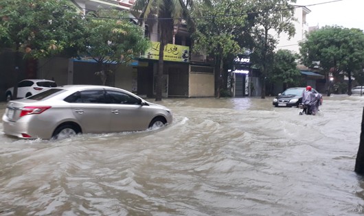 Sinh viên Vinh chạy lụt suốt đêm, hàng ăn sáng thất thu vì đường ngập