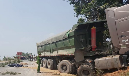 Sau khi tông xe máy, xe đầu kéo lao vào vườn nhà dân.