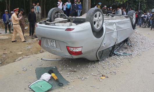 Chiếc xe ô tô con lật ngửa nằm phơi bụng trên phố