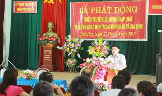 Cán bộ Phòng tuyên truyền phổ biến giáo dục pháp luật phổ biến về quyền công dân trong hôn nhân gia đình.