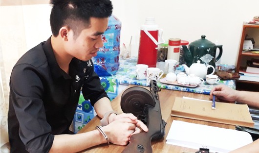 Cao Văn Hưng cùng khẩu tiểu liên (K-50M) tại CQĐT