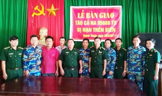 Lực lượng cứu hộ tiến hành làm lễ bàn giao tàu cá gặp nạn cho các ngư dân. 